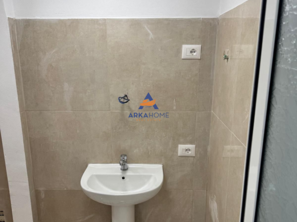 Tirane, jepet me qera dyqan Kati 0, 38 m² 900 € 