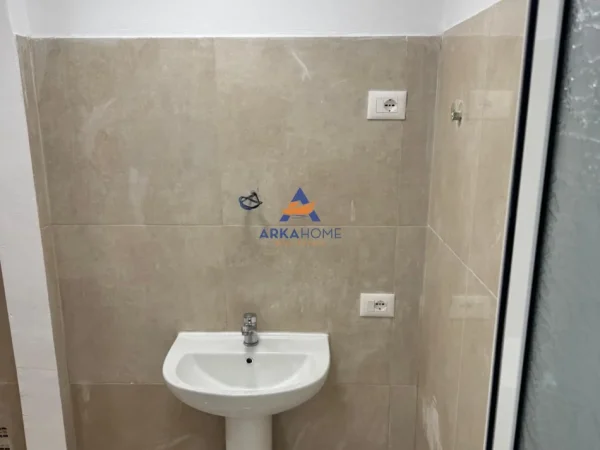 Tirane, jepet me qera dyqan Kati 0, 38 m² 900 € 