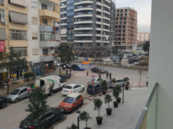 Tirane, jepet me qera ambjent biznesi Kati 1, 74 m² 800 € 