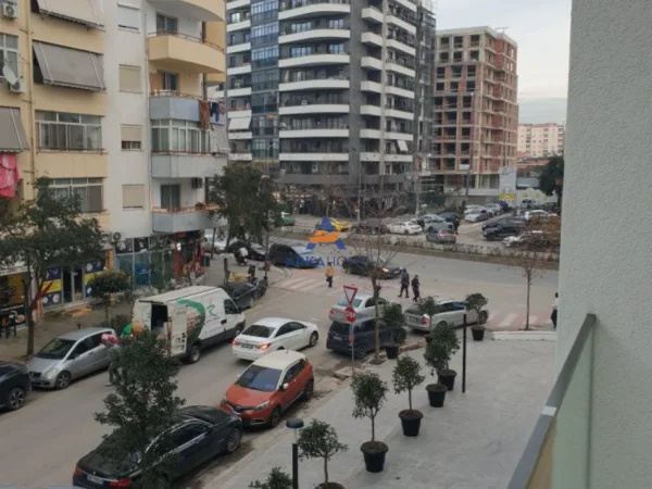 Tirane, jepet me qera ambjent biznesi Kati 1, 74 m² 800 € 