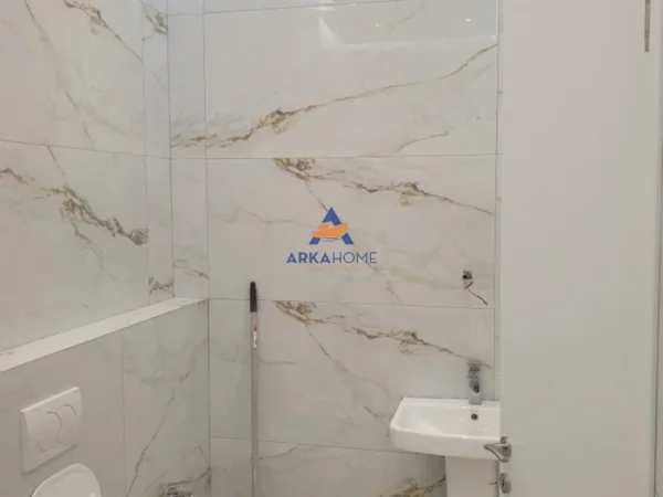 Tirane, jepet me qera ambjent biznesi Kati 1, 74 m² 800 € 