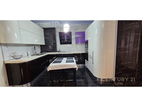 Tirane, jepet me qera apartament 3+1 Kati 7, 140 m² 1.350 € (Garda)