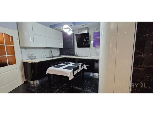 Tirane, jepet me qera apartament 3+1 Kati 7, 140 m² 1.350 € (Garda)