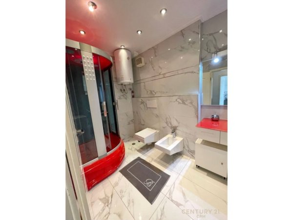 Tirane, jepet me qera apartament 3+1 Kati 7, 140 m² 1.350 € (Garda)