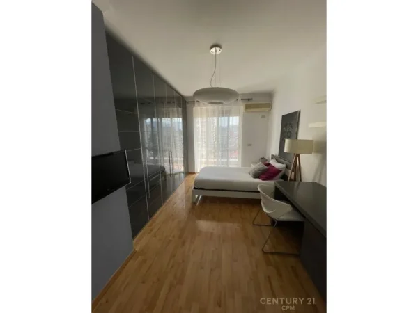 Tirane, jepet me qera apartament 3+1 Kati 7, 140 m² 1.350 € (Garda)