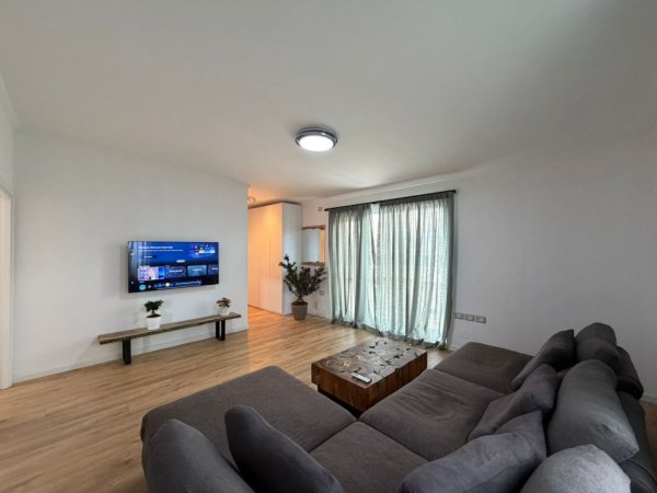 Tirane, jepet me qera apartament 2+1 Kati 9, 230 m² 1.200 € (Blloku)
