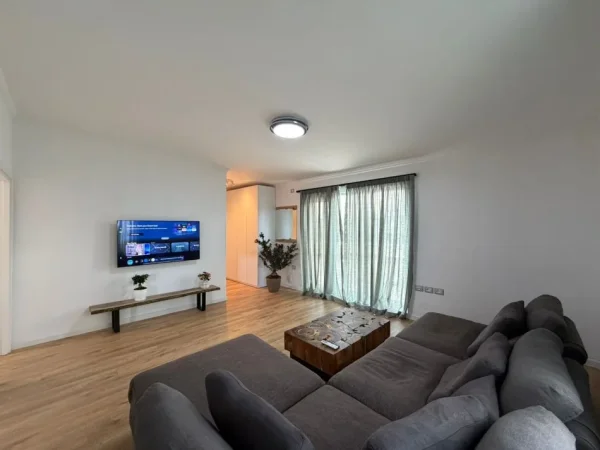 Tirane, jepet me qera apartament 2+1 Kati 9, 230 m² 1.200 € (Blloku)