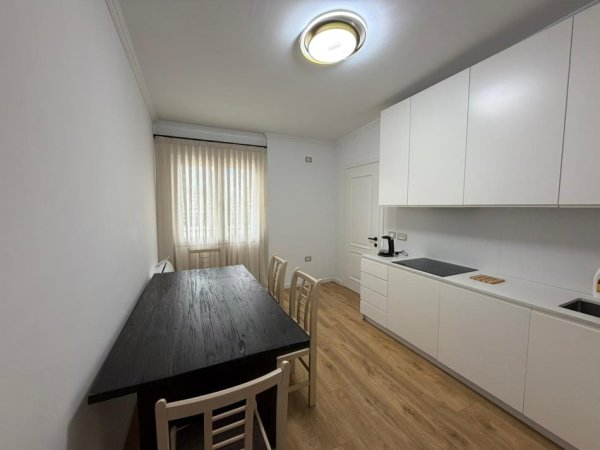 Tirane, jepet me qera apartament 2+1 Kati 9, 230 m² 1.200 € (Blloku)
