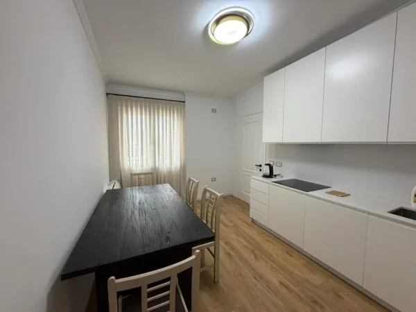Tirane, jepet me qera apartament 2+1 Kati 9, 230 m² 1.200 € (Blloku)