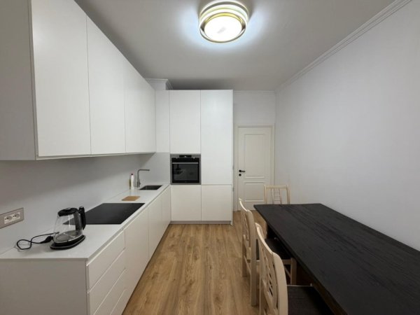 Tirane, jepet me qera apartament 2+1 Kati 9, 230 m² 1.200 € (Blloku)