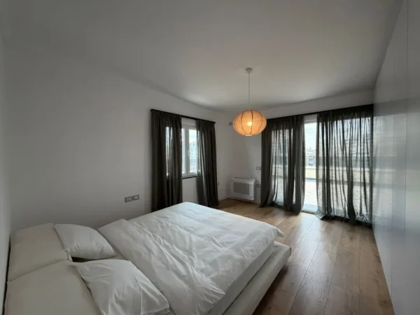 Tirane, jepet me qera apartament 2+1 Kati 9, 230 m² 1.200 € (Blloku)