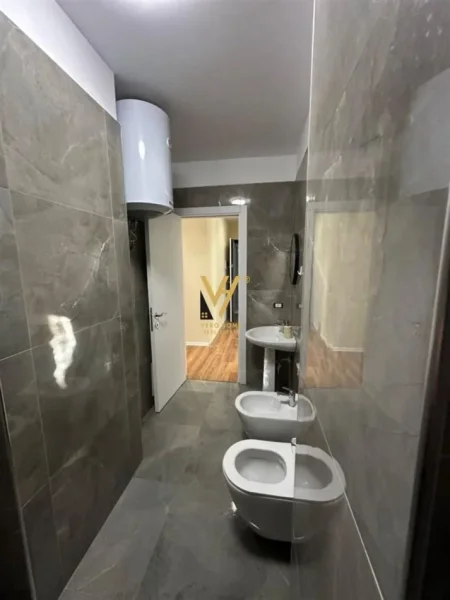 Tirane, jepet me qera apartament 2+1+Ballkon Kati 7, 92 m² 500 € (ASTIR)