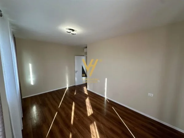 Tirane, jepet me qera apartament 2+1+Ballkon Kati 7, 92 m² 500 € (ASTIR)