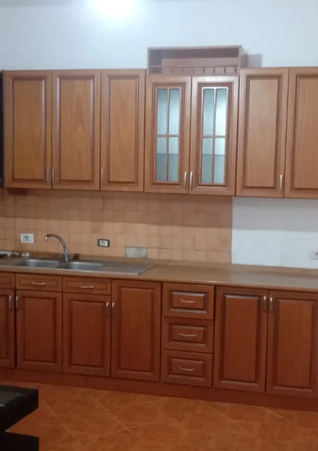 Tirane, jepet me qera Vile 1+1 Kati 1, 70 m² (Fundi Rruges Jordan Misja)