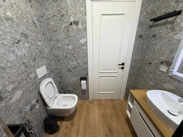 Tirane, jepet me qera apartament 2+1 Kati 9, 230 m² 1.200 € (Blloku)