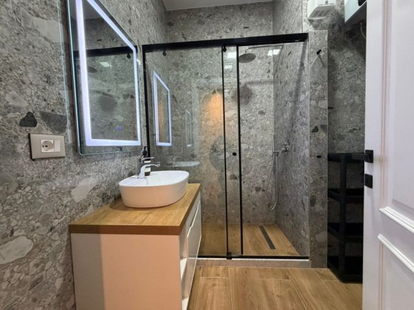 Tirane, jepet me qera apartament 2+1 Kati 9, 230 m² 1.200 € (Blloku)