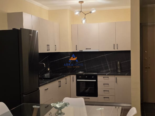 Tirane, jepet me qera apartament 2+1+Ballkon Kati 6, 120 m² 522 € 