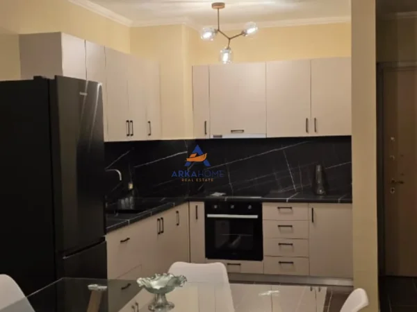 Tirane, jepet me qera apartament 2+1+Ballkon Kati 6, 120 m² 522 € 