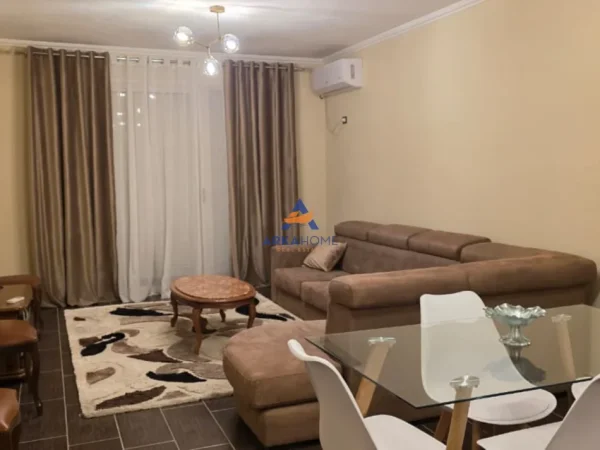 Tirane, jepet me qera apartament 2+1+Ballkon Kati 6, 120 m² 522 € 