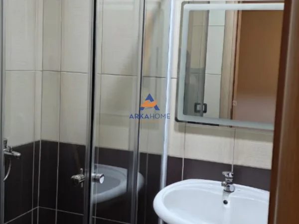 Tirane, jepet me qera apartament 2+1+Ballkon Kati 6, 120 m² 522 € 