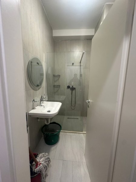 Tirane, jepet me qera garsonier 1+1 Kati 6, 30 m² 300 € (Ali Demi)