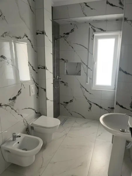 Tirane, jepet me qera apartament 2+1+Ballkon , 116 m² 400 € (Rethi i Ullirit,Kamez)