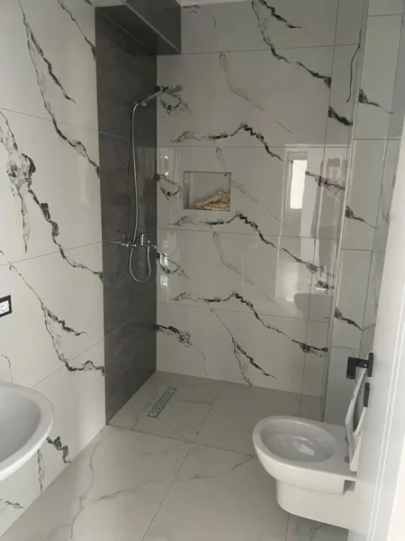Tirane, jepet me qera apartament 2+1+Ballkon , 116 m² 400 € (Rethi i Ullirit,Kamez)