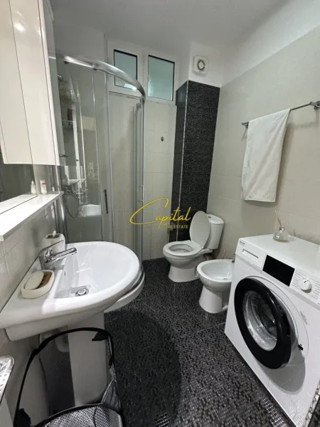 Tirane, jepet me qera apartament 2+1 Kati 2, 100 m² 700 € (LIQENI I THATE)