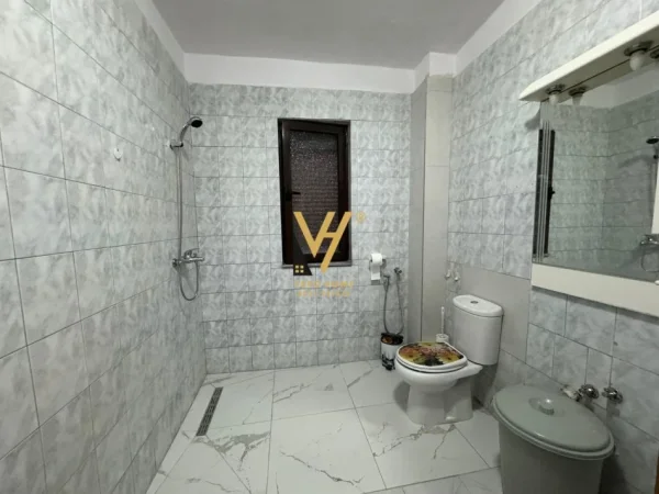 Tirane, jepet me qera apartament 2+1+Ballkon Kati 4, 80 m² 520 € (LAPRAKE)