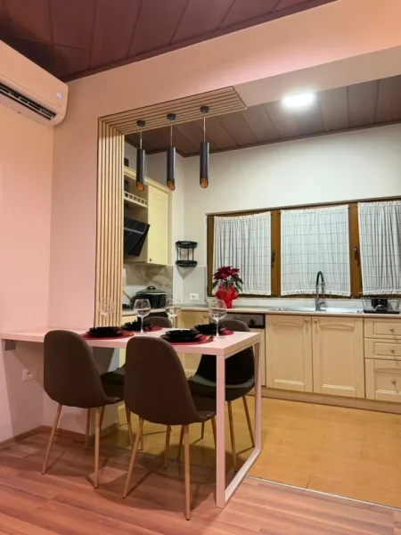 Tirane, jepet me qera Vile 1+1+Ballkon Kati 2, 65 m² 600 € (Perballe Kompleksit Delijorgji/Rr.Vace Zela)