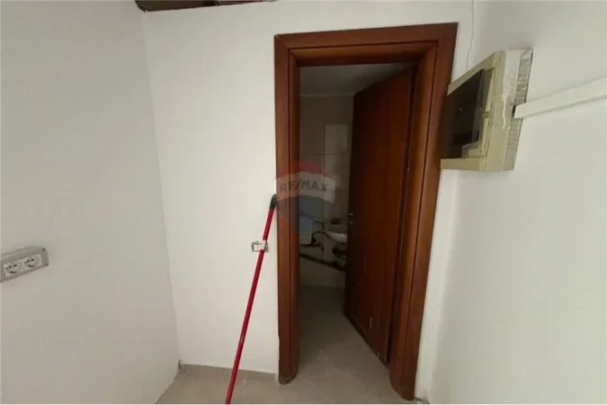 Vlore, jepet me qera dyqan Kati 0, 250 €