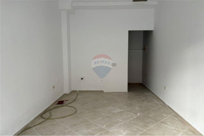 Vlore, jepet me qera dyqan Kati 0, 250 €