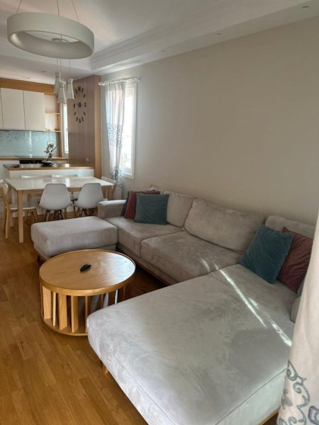 Tirane, jepet me qera apartament 3+1 Kati 4, 154 m² 1.500 € (Komuna e Parisit.)