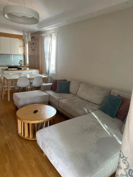 Tirane, jepet me qera apartament 3+1 Kati 4, 154 m² 1.500 € (Komuna e Parisit.)