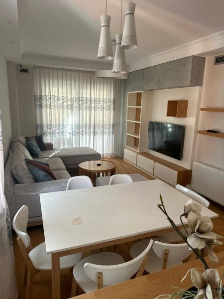 Tirane, jepet me qera apartament 3+1 Kati 4, 154 m² 1.500 € (Komuna e Parisit.)