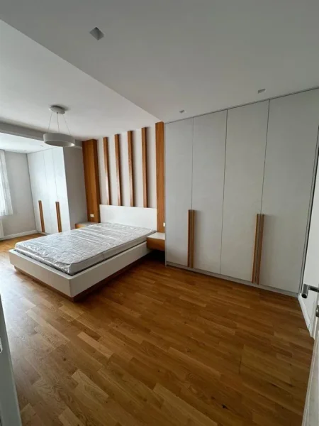 Tirane, jepet me qera apartament 3+1 Kati 4, 154 m² 1.500 € (Komuna e Parisit.)