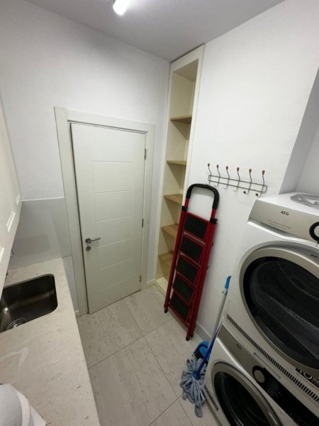 Tirane, jepet me qera apartament 3+1 Kati 4, 154 m² 1.500 € (Komuna e Parisit.)
