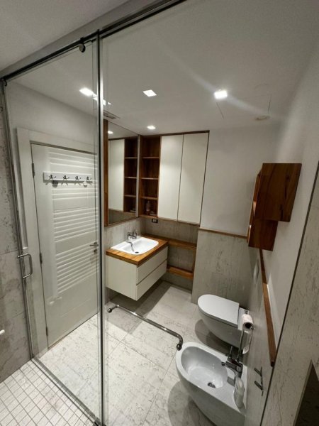 Tirane, jepet me qera apartament 3+1 Kati 4, 154 m² 1.500 € (Komuna e Parisit.)