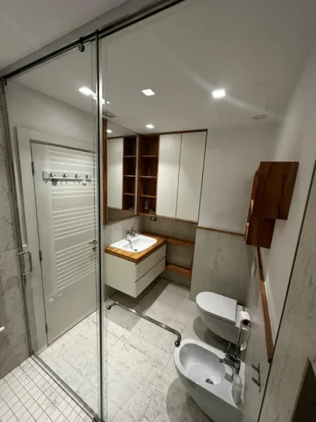 Tirane, jepet me qera apartament 3+1 Kati 4, 154 m² 1.500 € (Komuna e Parisit.)