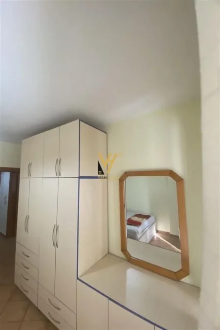 Tirane, jepet me qera apartament 1+1+Ballkon Kati 2, 60 m² 500 € (PAZARI I RI)