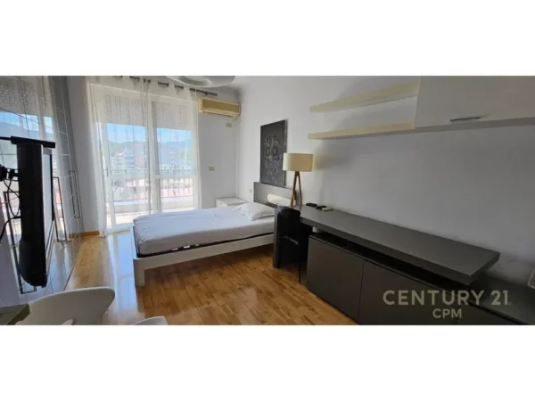 Tirane, jepet me qera apartament 3+1 Kati 7, 140 m² 1.350 € (blloku)