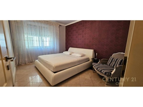 Tirane, jepet me qera apartament 3+1 Kati 7, 140 m² 1.350 € (blloku)