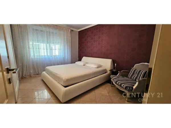 Tirane, jepet me qera apartament 3+1 Kati 7, 140 m² 1.350 € (blloku)