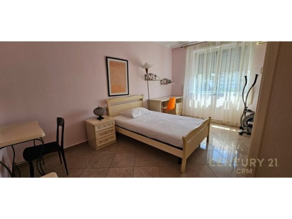 Tirane, jepet me qera apartament 3+1 Kati 7, 140 m² 1.350 € (blloku)