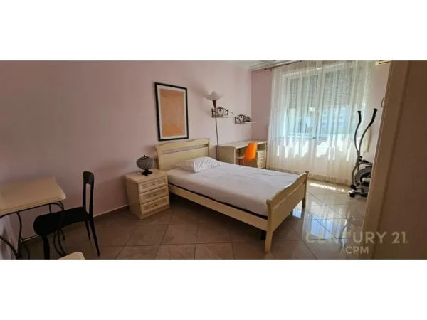 Tirane, jepet me qera apartament 3+1 Kati 7, 140 m² 1.350 € (blloku)