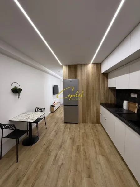 Tirane, jepet me qera garsonier 1+1 Kati 0, 40 m² 550 € (21 DHJETORI)