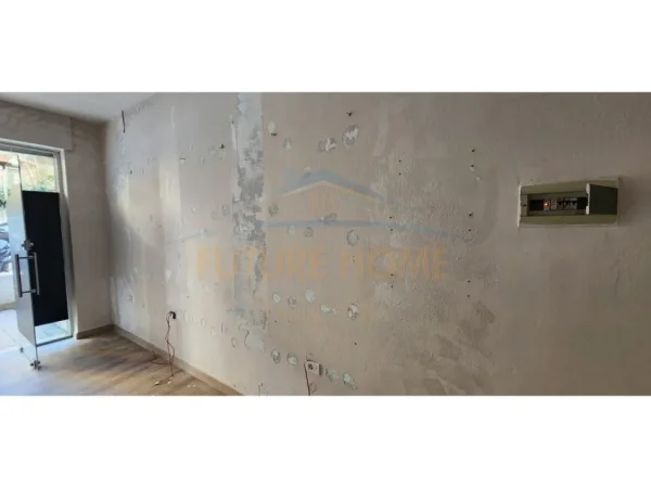 Tirane, jepet me qera ambjent biznesi Kati 0, 20 m² 600 € (Prane Sheshi Willson)