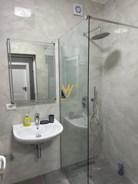 Tirane, jepet me qera apartament 1+1+Ballkon Kati 4, 60 m² 500 € (PAZARI I RI)