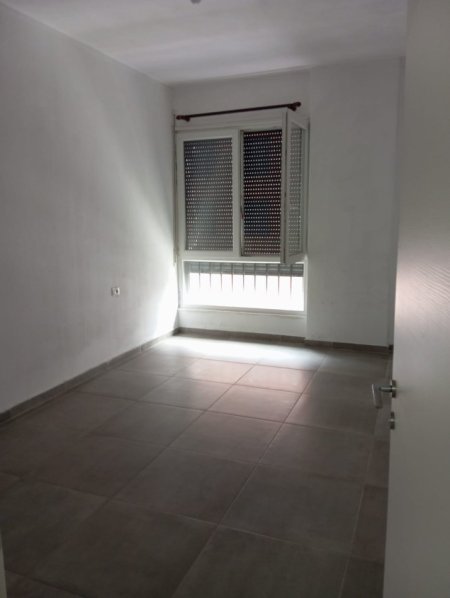 Tirane, jepet me qera apartament 2+1+Ballkon Kati 4, 95 m² 500 € (Pas Shkolles Tirana Jone, Tek 5 Maj, Tirane.)
