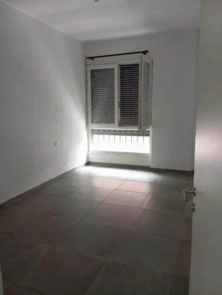 Tirane, jepet me qera apartament 2+1+Ballkon Kati 4, 95 m² 500 € (Pas Shkolles Tirana Jone, Tek 5 Maj, Tirane.)